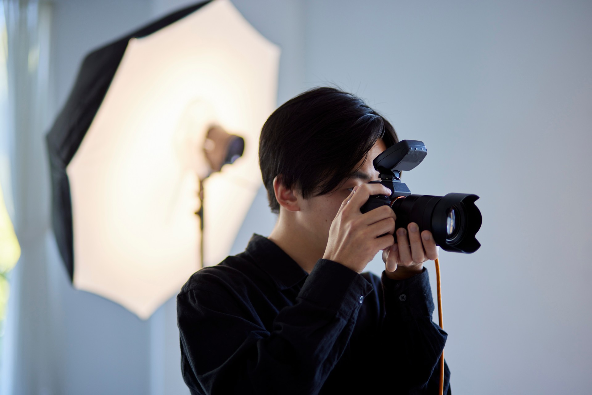 Photographe japonais travaillant dans un studio photo